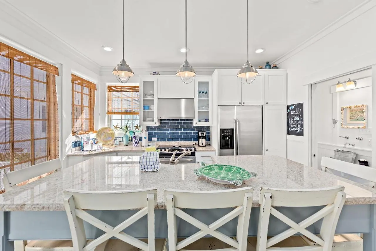 Quaint 2Br/25Ba Cottage Nestled Between 30A & Panama City Beach! Sleeps 6! Holiday home